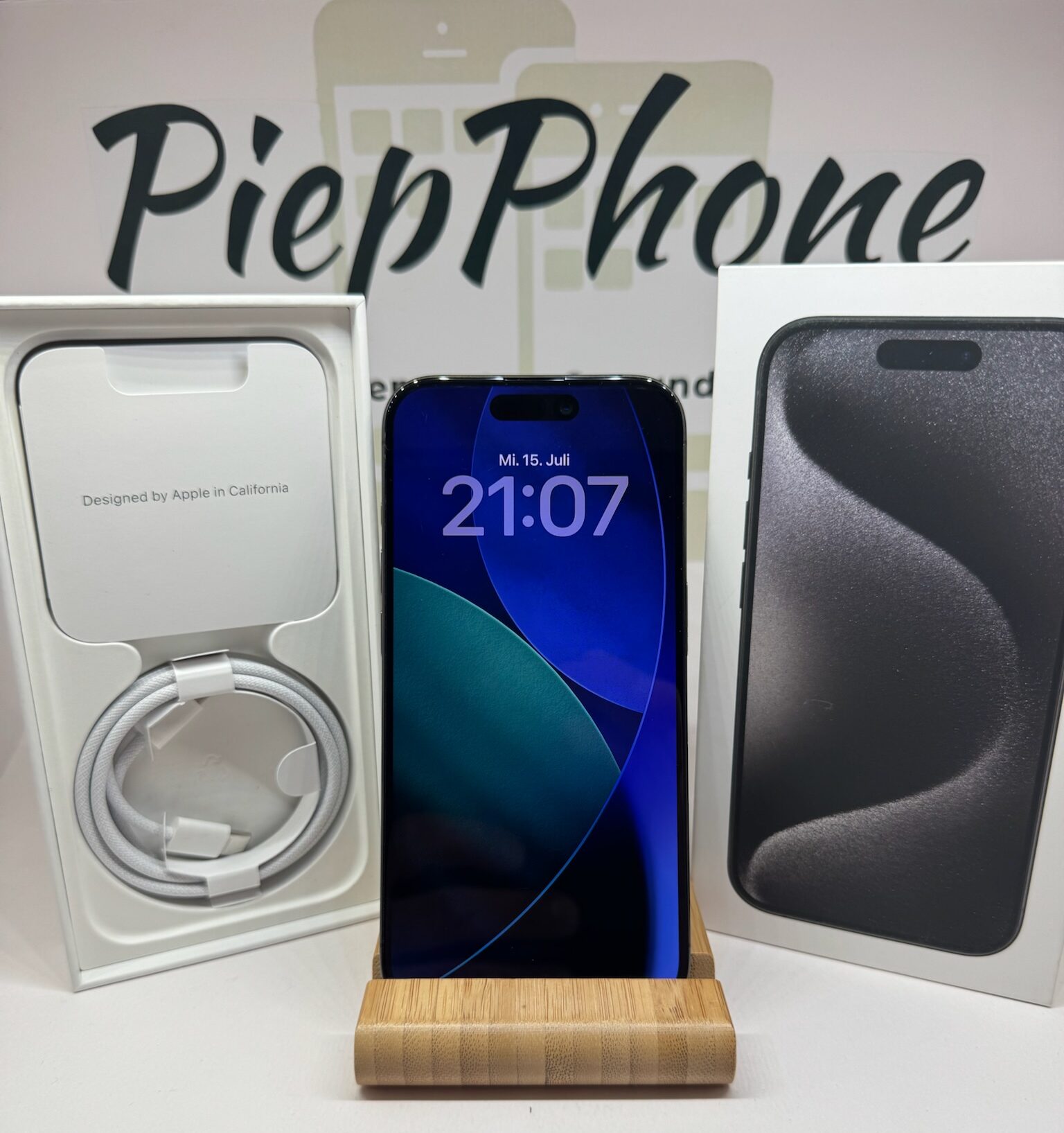 Apple IPhone 15 Pro mit 128 GB in titan black Akku NEU