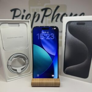Apple iPhone 15 Pro Max mit 256GB titan black 1AZUSTAND Akku 100%