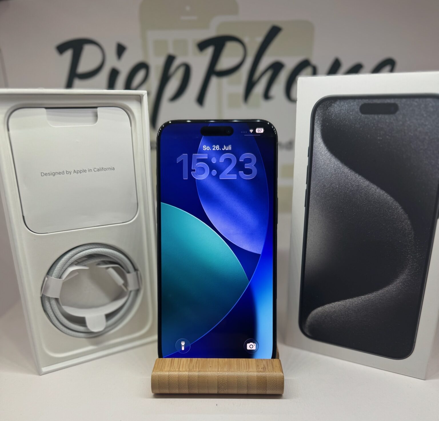 Apple iPhone 15 Pro Max mit 256GB titan black 1AZUSTAND Akku 100%