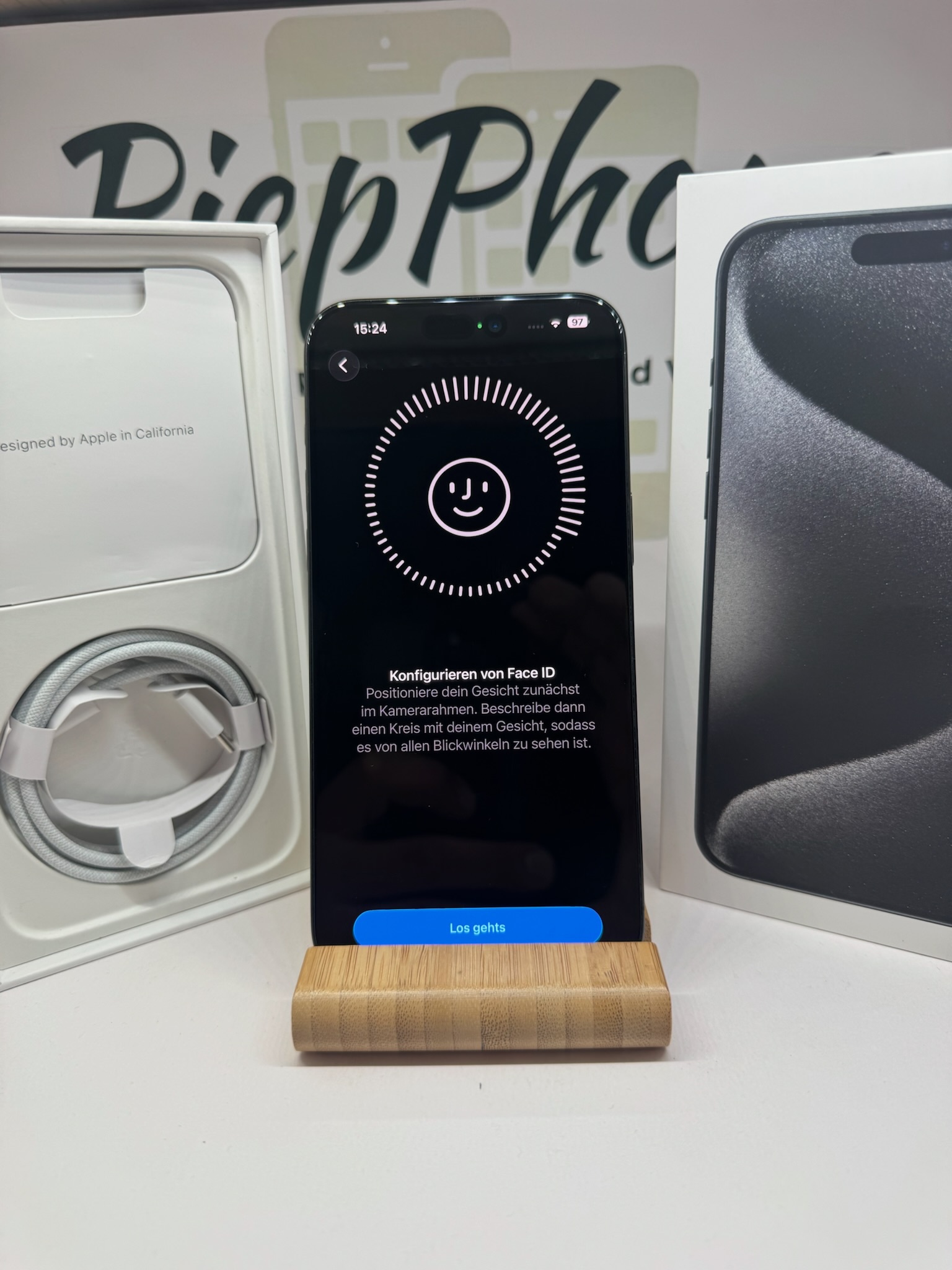 Apple iPhone 15 Pro Max mit 256GB titan black 1AZUSTAND Akku 100% – Bild 4