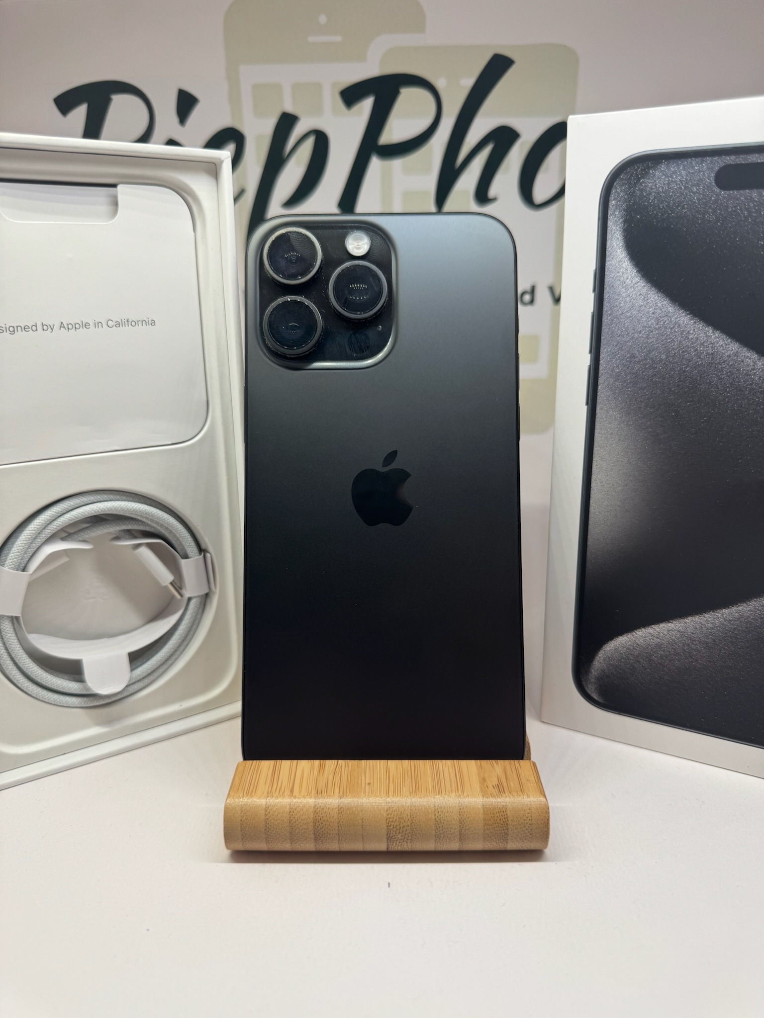 Apple iPhone 15 Pro Max mit 256GB titan black 1AZUSTAND Akku 100% – Bild 6
