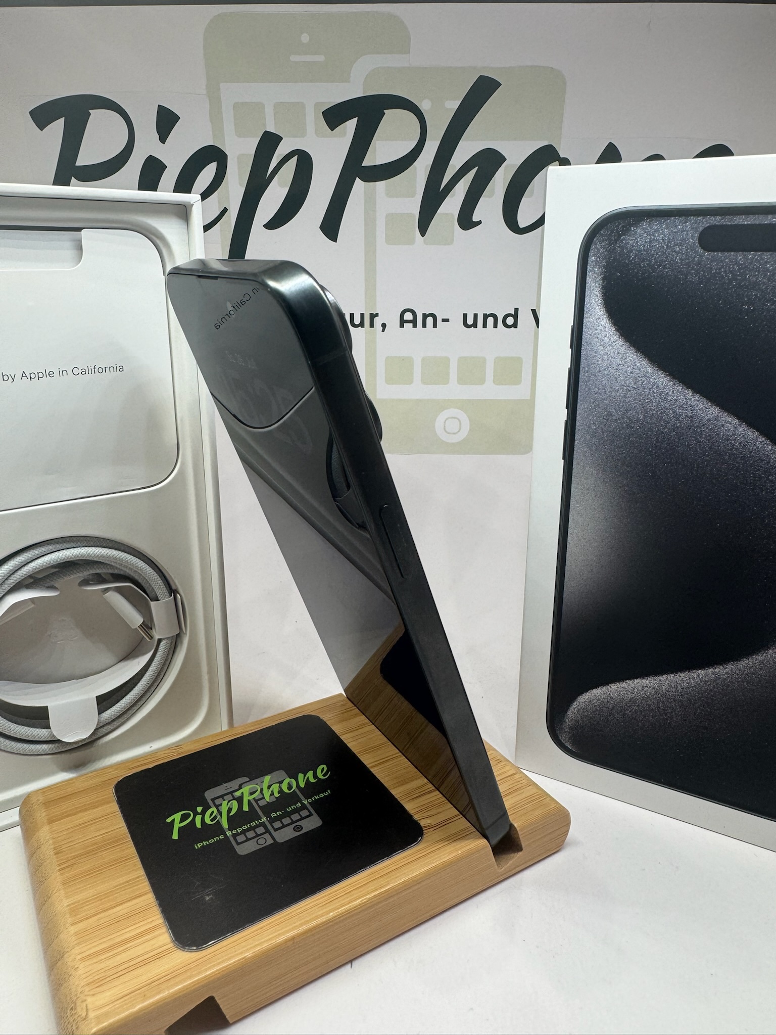 Apple iPhone 15 Pro Max mit 256GB titan black 1AZUSTAND Akku 100% – Bild 10