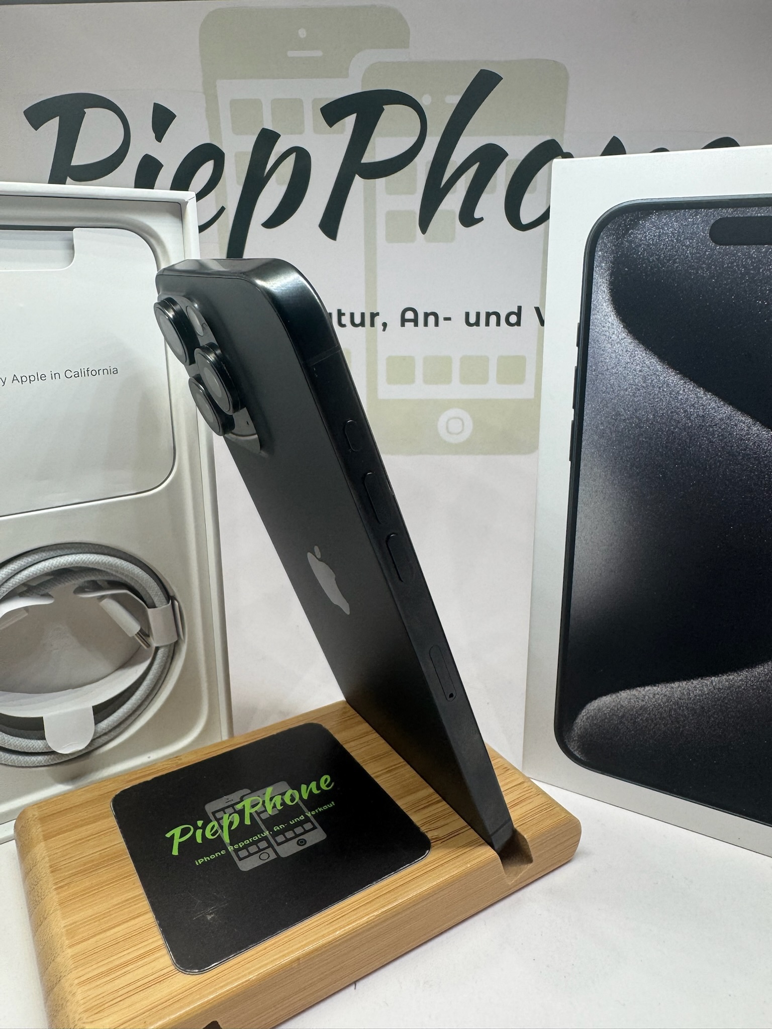 Apple iPhone 15 Pro Max mit 256GB titan black 1AZUSTAND Akku 100% – Bild 9